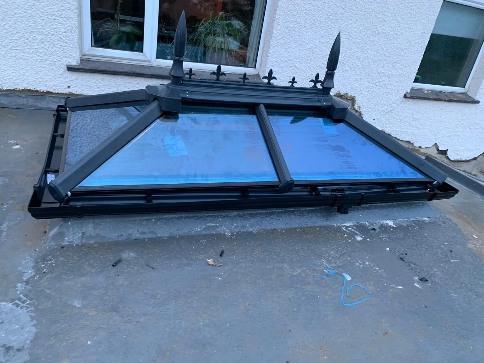 Ornamental roof lantern with cast finials