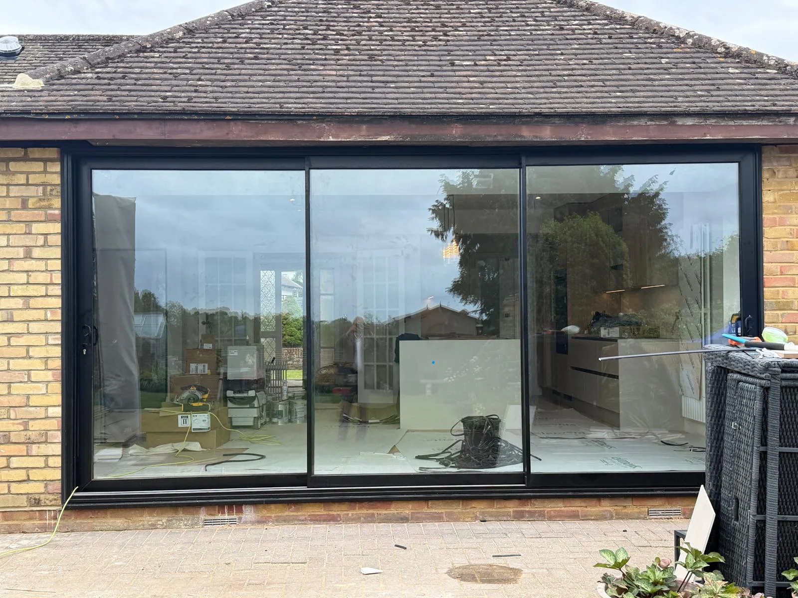Anthracite sliding doors under a tiled overhang